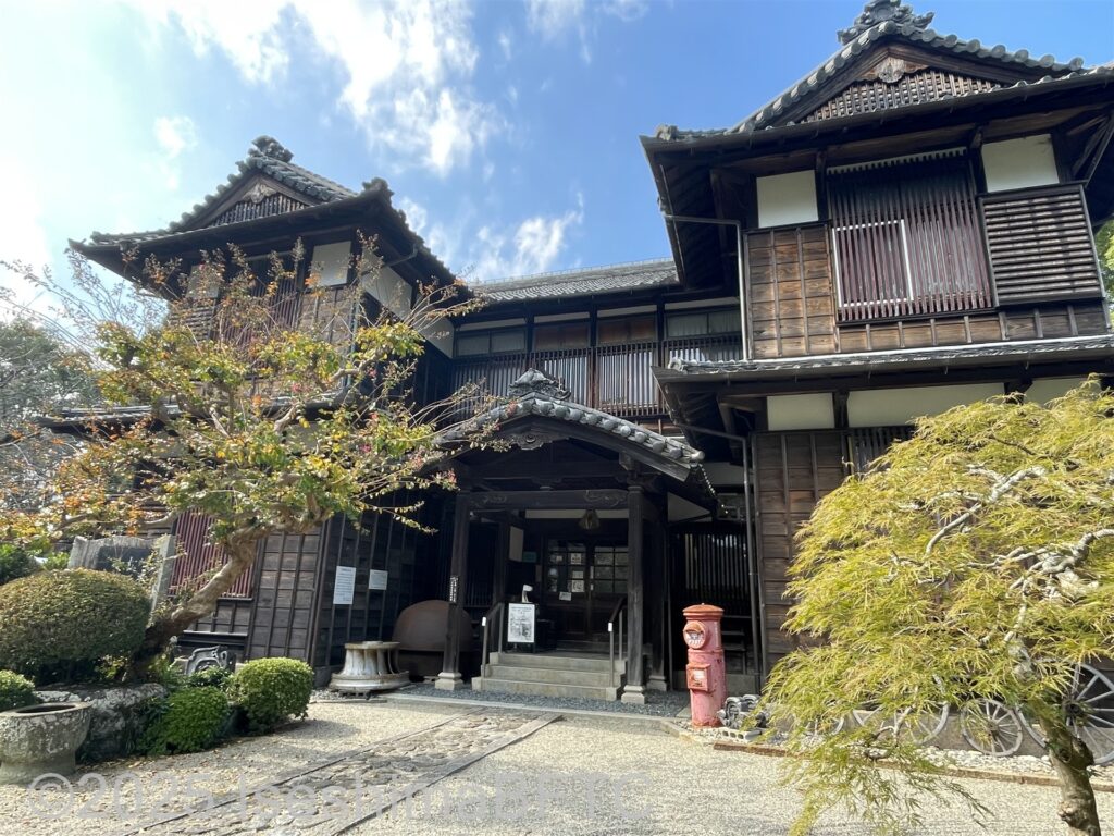 松阪市立歴史民俗資料館の外観。古い木造の2階建ての建物になっている。