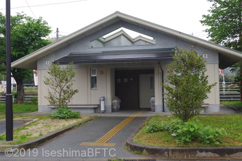内宮B1駐車場内公衆トイレ外観