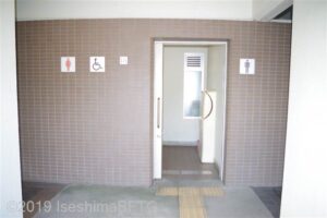 内宮B1駐車場内車いす対応トイレ入口