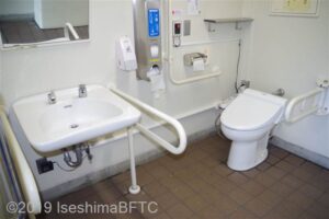 内宮Ｂ駐車場内車いす対応トイレ内部