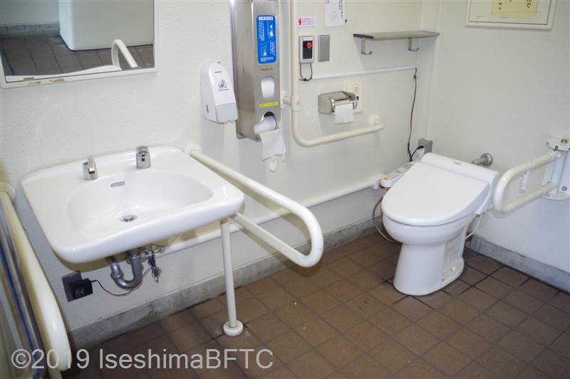 内宮Ｂ駐車場内車いす対応トイレ内部