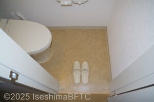トイレの入り口　スリッパあり　入り口左側に便器