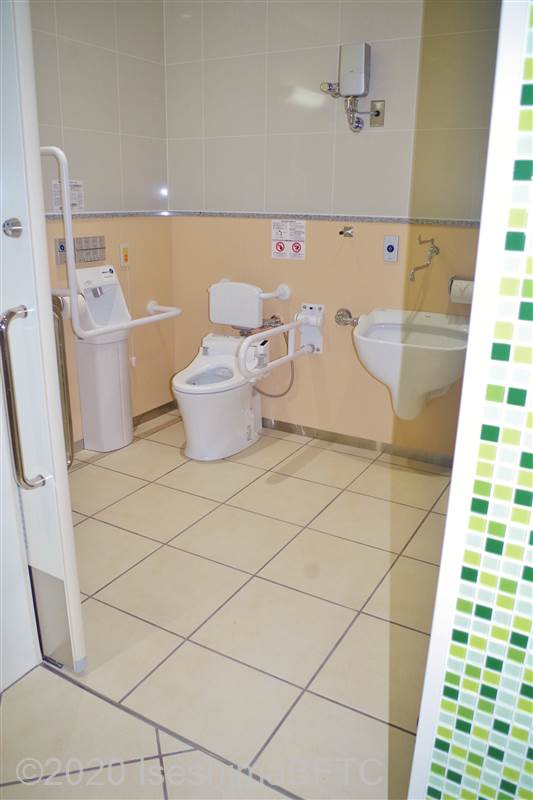 近鉄鳥羽駅2階改札前車いす対応トイレ入口　