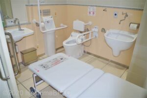 近鉄鳥羽駅2階改札前車いす対応トイレ内部　