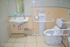 近鉄鳥羽駅2階改札前　入口からみて左奥に、たて置きに便器。入口からみて左手前に洗面台