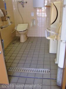 浦田町バス停前車いす対応トイレ　入口から内部を見たところ