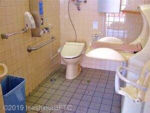 浦田町バス停前車いす対応トイレ内部