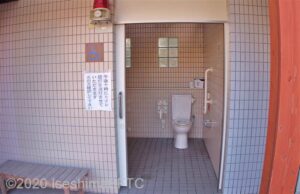 入口から見て正面に、たて置きに便器がある。入口からみて左奥、便器の左側に洗面台