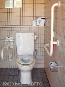 便器に向かって、右側にＬ型手すり、左側にＵ型可動手すり
