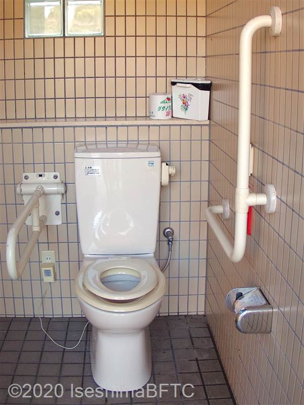 便器に向かって、右側にＬ型手すり、左側にＵ型可動手すり