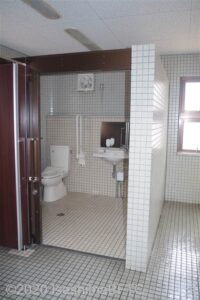 男性用車いす対応トイレ入口
