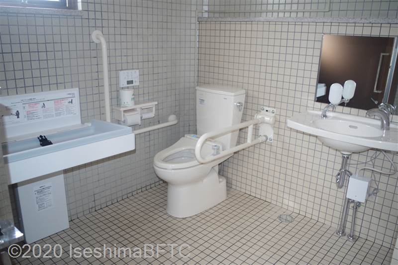 男性用車いす対応トイレ内部