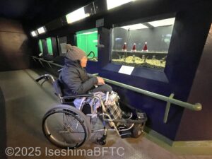車いすの女性が水槽の中の生き物を眺めるようす