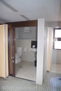 女性用車いす対応トイレ入口