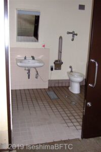 内宮神楽殿奥車いす対応トイレ入口