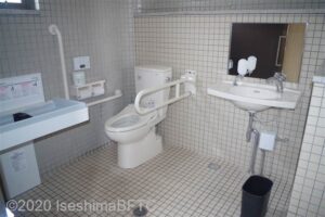 女性用車いす対応トイレ内部