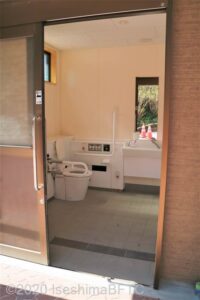 車いす対応トイレ入口