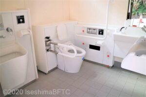 入口からみて左奥に、よこ置きに便器あり