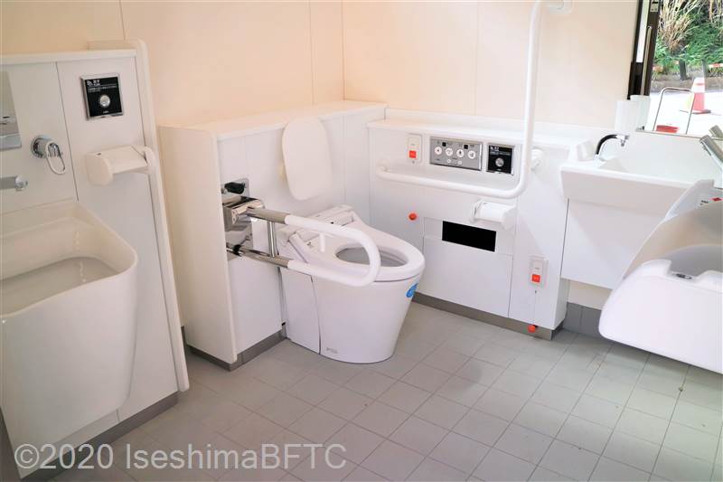 入口からみて左奥に、よこ置きに便器あり