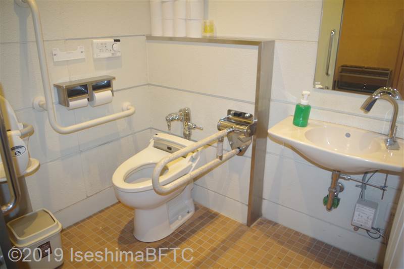 内宮参集殿車いす対応トイレ内部