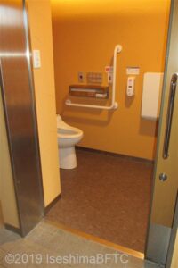 内宮A1駐車場内　男性用車いす対応トイレ入口