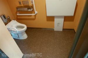 内宮A1駐車場内　男性用車いす対応トイレ内部