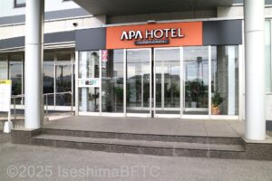 入口正面の階段のようす