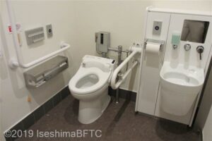 内宮宇治橋前　男性用車いす対応トイレ　便器まわり