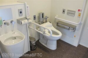 内宮宇治橋前　女性用車いす対応トイレ　便器まわり