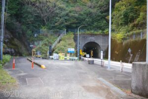 古里歩道トンネル(旧 海野隧道)北側の駐車スペース