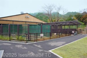 「もーぶーるーむ」のようす。動物を飼育するケージが見える。