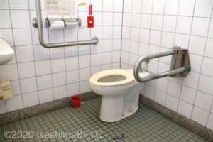 便器に向かって右側にＵ型可動手すり、左側にＬ型手すり