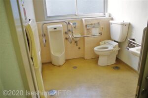 入口からみて右奥に、よこ置きに便器。入口からみて右手前に洗面台