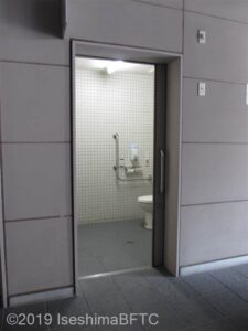 神宮会館駐車場1階車いす対応トイレ入口