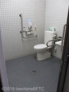 神宮会館駐車場1階車いす対応トイレ内部