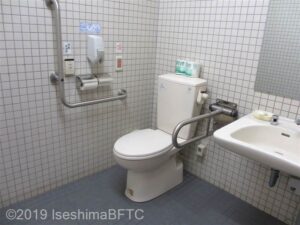 神宮会館駐車場1階車いす対応トイレ　便器まわり