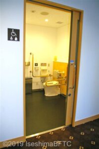神宮会館講堂棟車いす対応トイレ入口