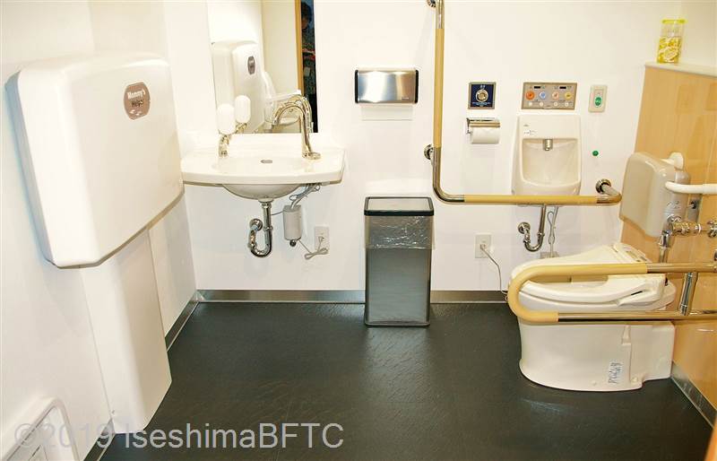 神宮会館講堂棟車いす対応トイレ内部
