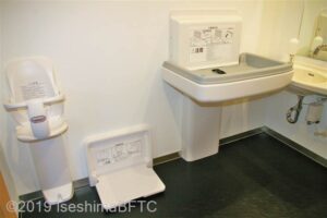 神宮会館講堂棟車いす対応トイレ　ベビーシート・ベビーチェア