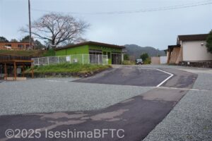 どきどきるーむの建物の前にある坂道のようす