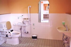 市民の森公園車いす対応トイレ内部