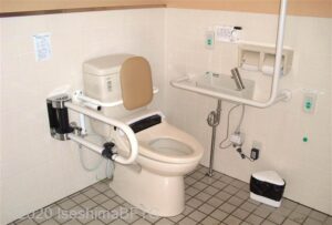 便器に向かって右側にＬ型固定手すり、左側にＵ型可動手すり