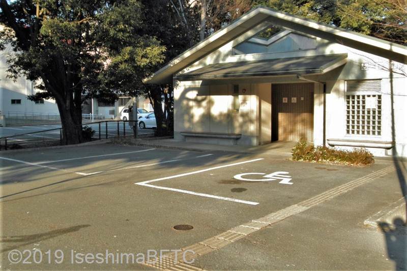 県営体育館前公衆トイレ外観
