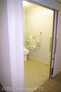 鳥羽商工会議所車いすトイレ入口