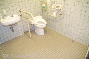 入口からみて右奥に、たて置きに便器。入口正面に洗面台