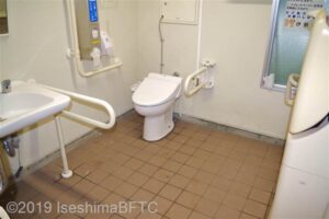 県営体育館前車いす対応トイレ内部