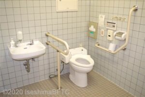 便器に向かって右側にＬ型固定手すり、左側にＵ型固定手すり
