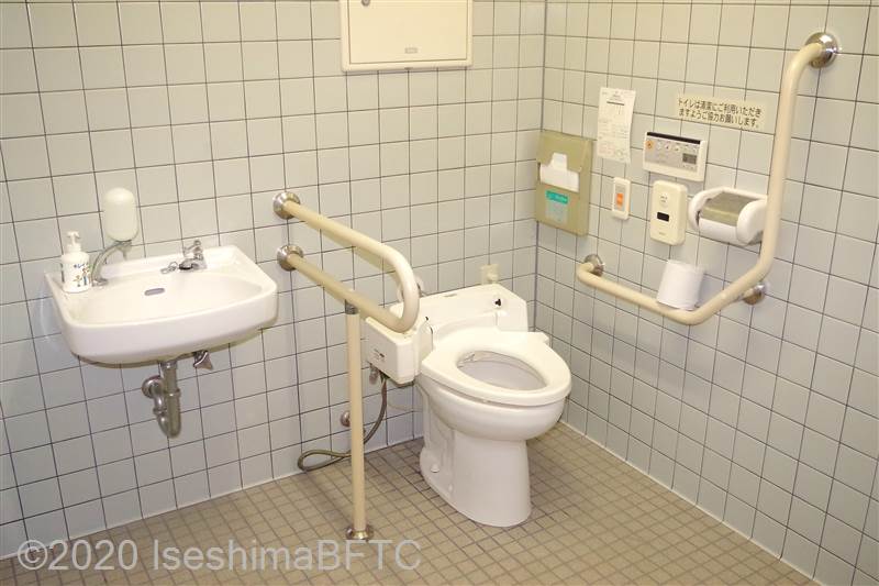 便器に向かって右側にＬ型固定手すり、左側にＵ型固定手すり
