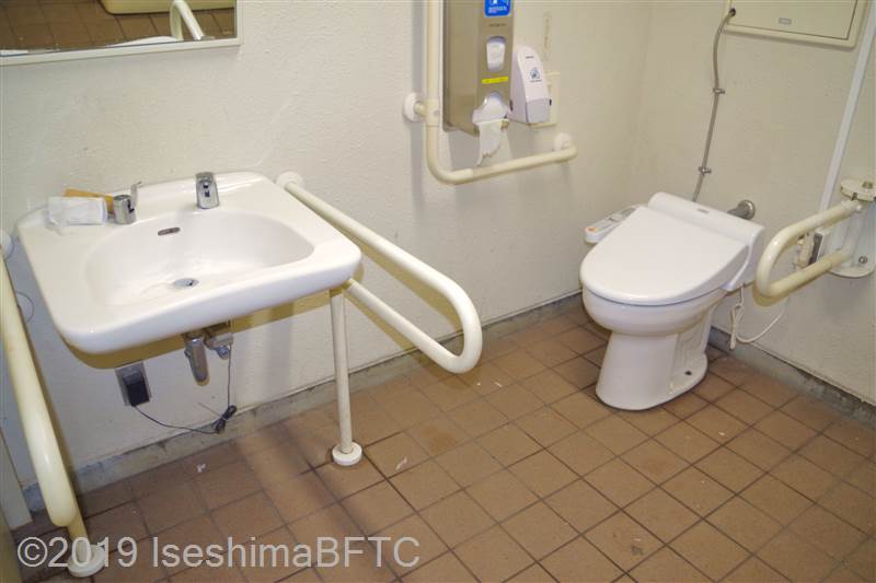 県営体育館前車いす対応トイレ　便器と洗面