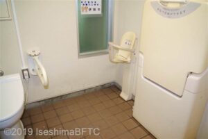 県営体育館前車いす対応トイレ　ベビーシート・ベビーチェア
